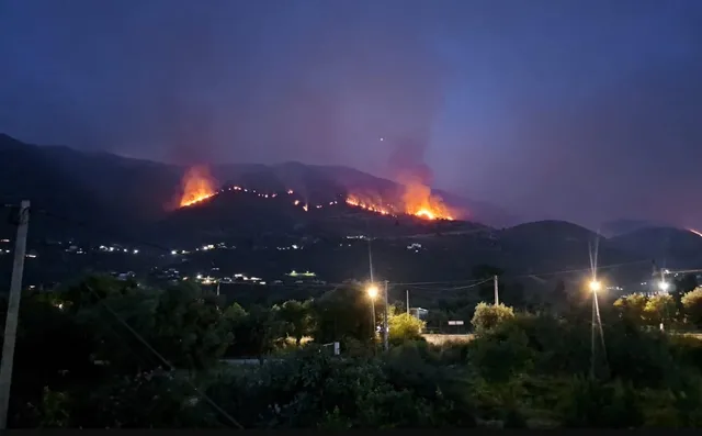 Borsh, mungon ndërhyrja nga zjarrfikëset