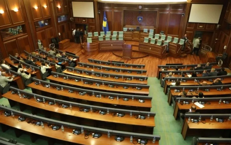 Kushtetuesja e Kosovës pezullon çdo veprim për konstituimin e Kuvendit