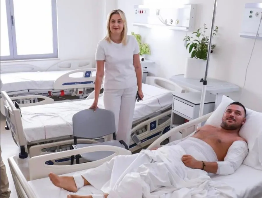 Ina Zhupa viziton komisari Agim Trocin në Spital