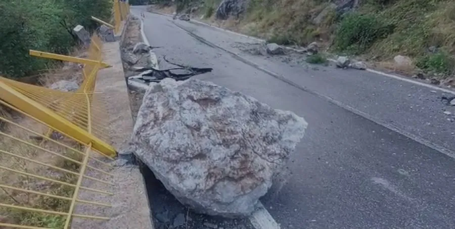 Shkopet, dëmtohet një pjesë e murit mbajtës të rrugës
