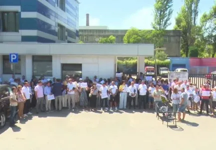 Gazetarët në protestë kundër mbylljes së sinjalit të News24