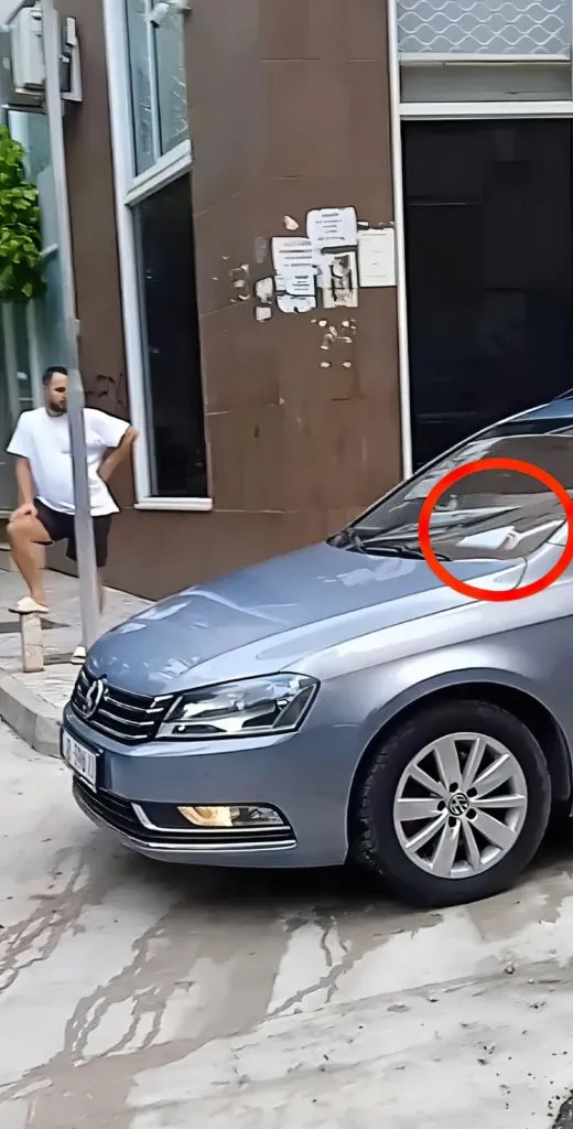 Polici dhe gazetari i Tv Klan zaptojnë hapësirat publike të parkimit