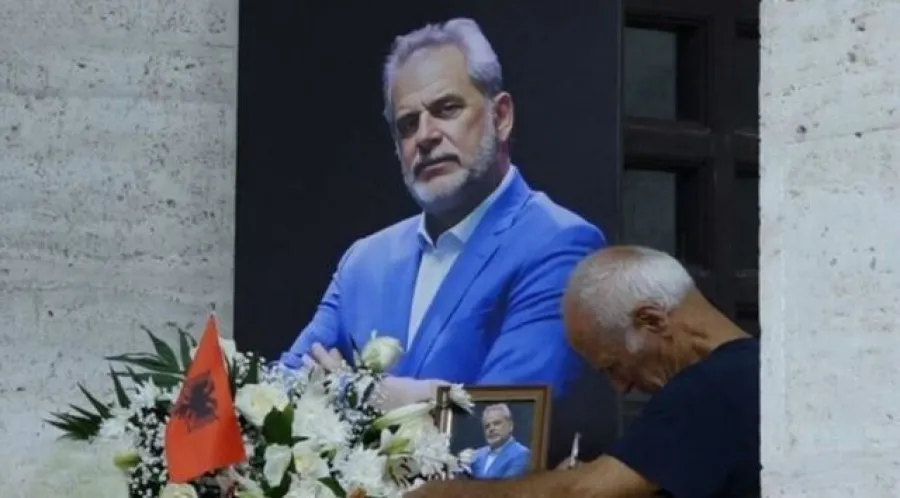 Artur Zheji përcillen në banesën e fundit, mungon Rama