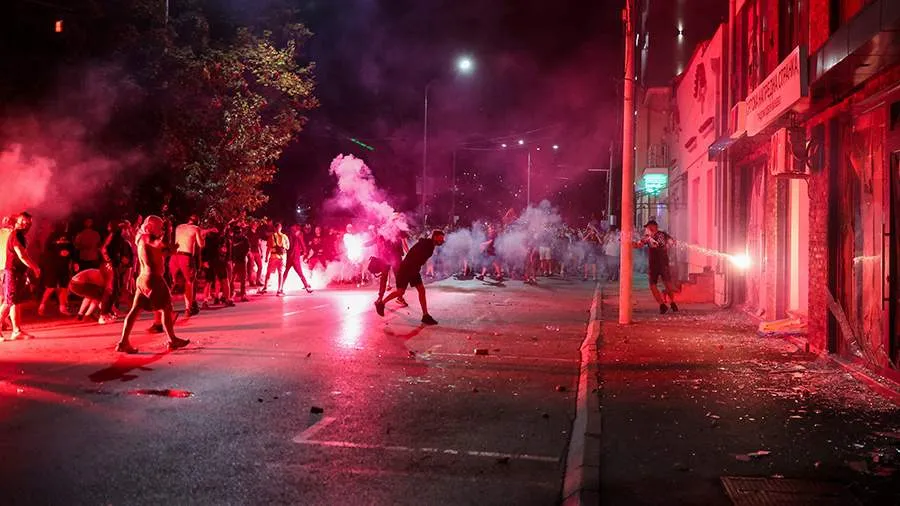 Serbi, policia përplaset dhunshëm me studentët në Novi Sad