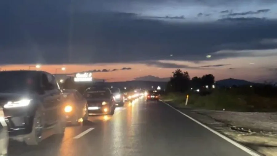 Pushuesit mbi 6 orë në trafik në Shëngjin-Rruga e Kombit