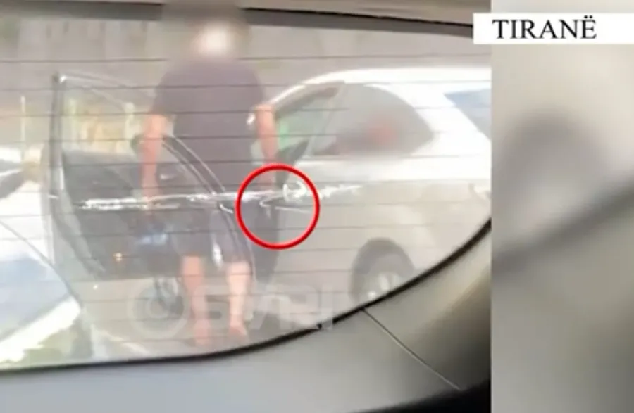 Tiranë/ E kërcënoi me pistoletë, arrestohet 27-vjeçari me vëllain