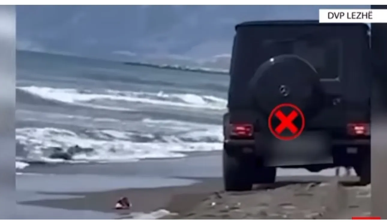 Video/ 23-vjëçari me G-Class në breg të detit