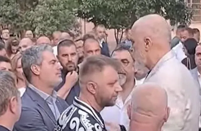 Ermal Dredha jep dorëheqjen nga drejtimi i Bashkisë së Vlorës