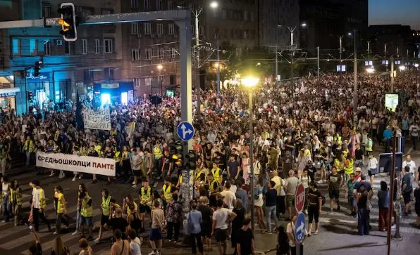 Mijëra protestues në Beograd, kërkojnë zgjedhje të parakohshme