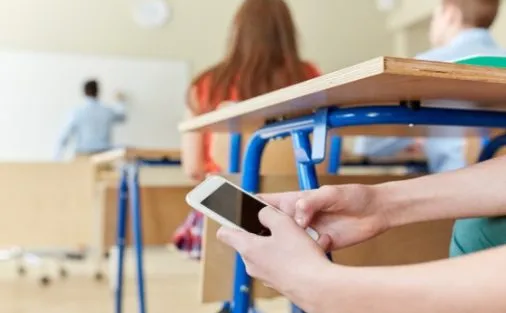 Ministria e Arsimit me urdhër të prerë për celularët në klasë