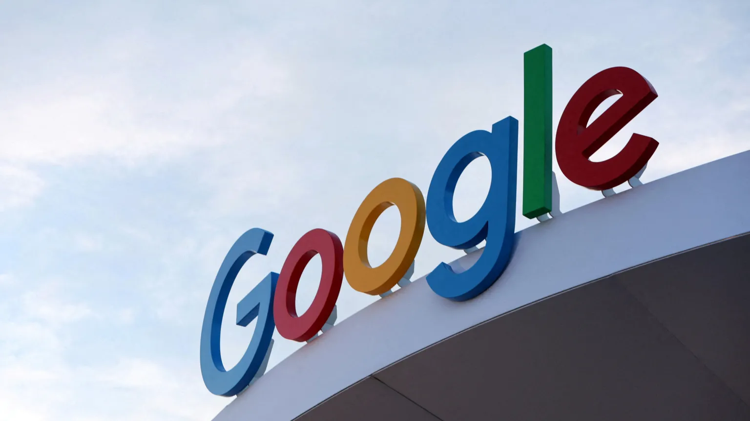 Google shmang ndarjen, por detyrohet të ndajë të dhëna me rivalët
