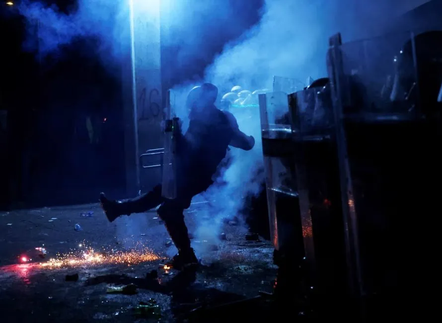 Mijëra protestues antiqeveritarë përleshen me policinë në Novi Sad