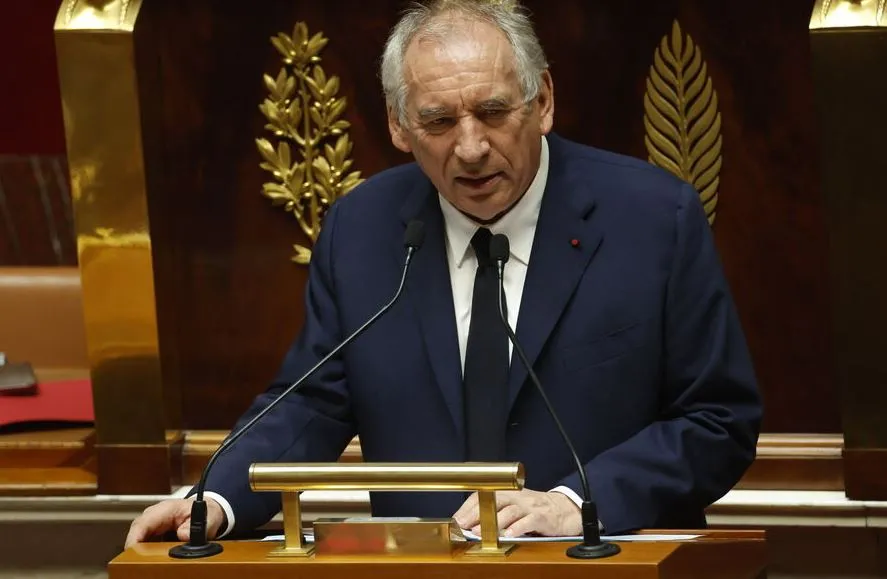 Kryeministri frances François Bayrou, humbet votëbesimin
