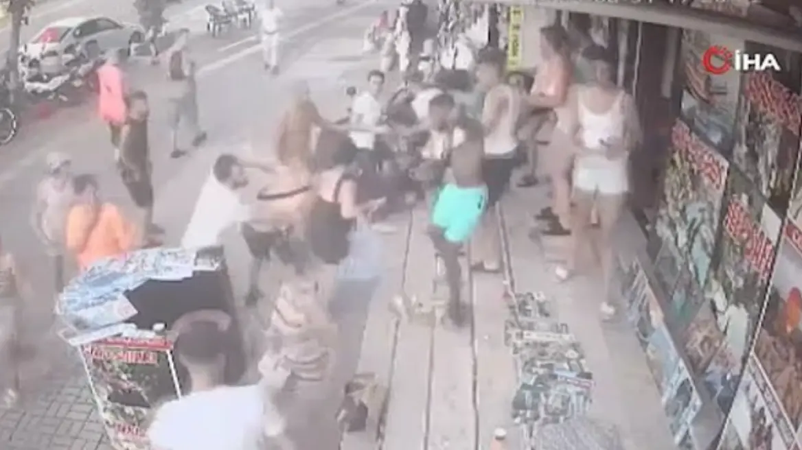 Përleshje midis turistëve britanikë dhe tregtarëve turq në Alanya
