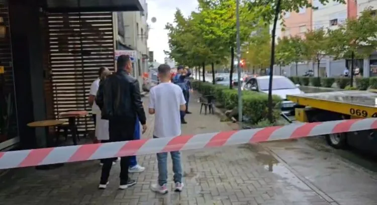 Durrës, shtylla elektrike në rrugë i merr jetën një personi