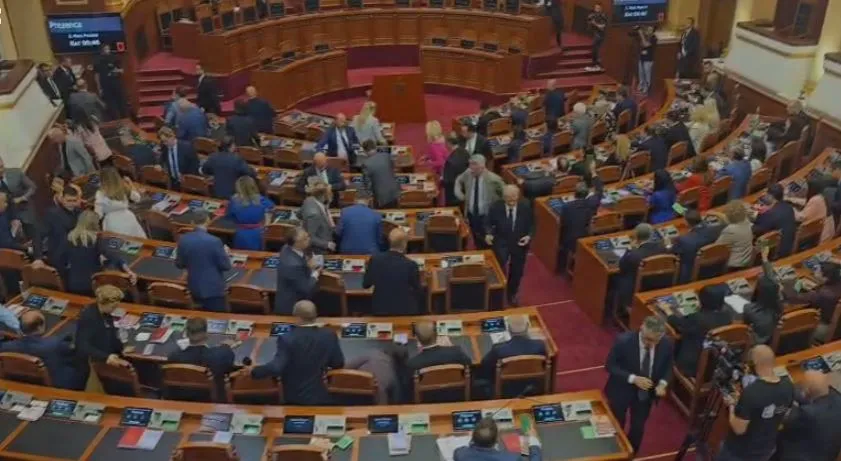 Ndryshon rregullorja e Kuvendit, opozita braktis seancën