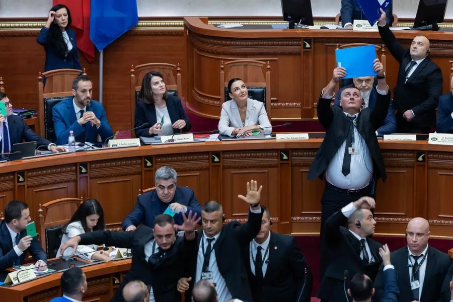 Komisioni i Etikës përjashton Bardhin dhe  Krekën nga Kuvendi