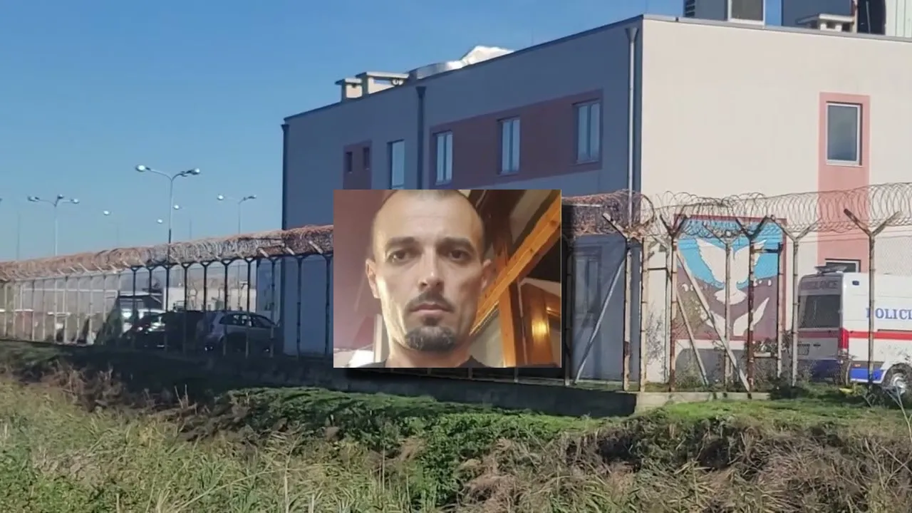 Goditi murin e qelisë me duart e mbështjella me çarçaf
