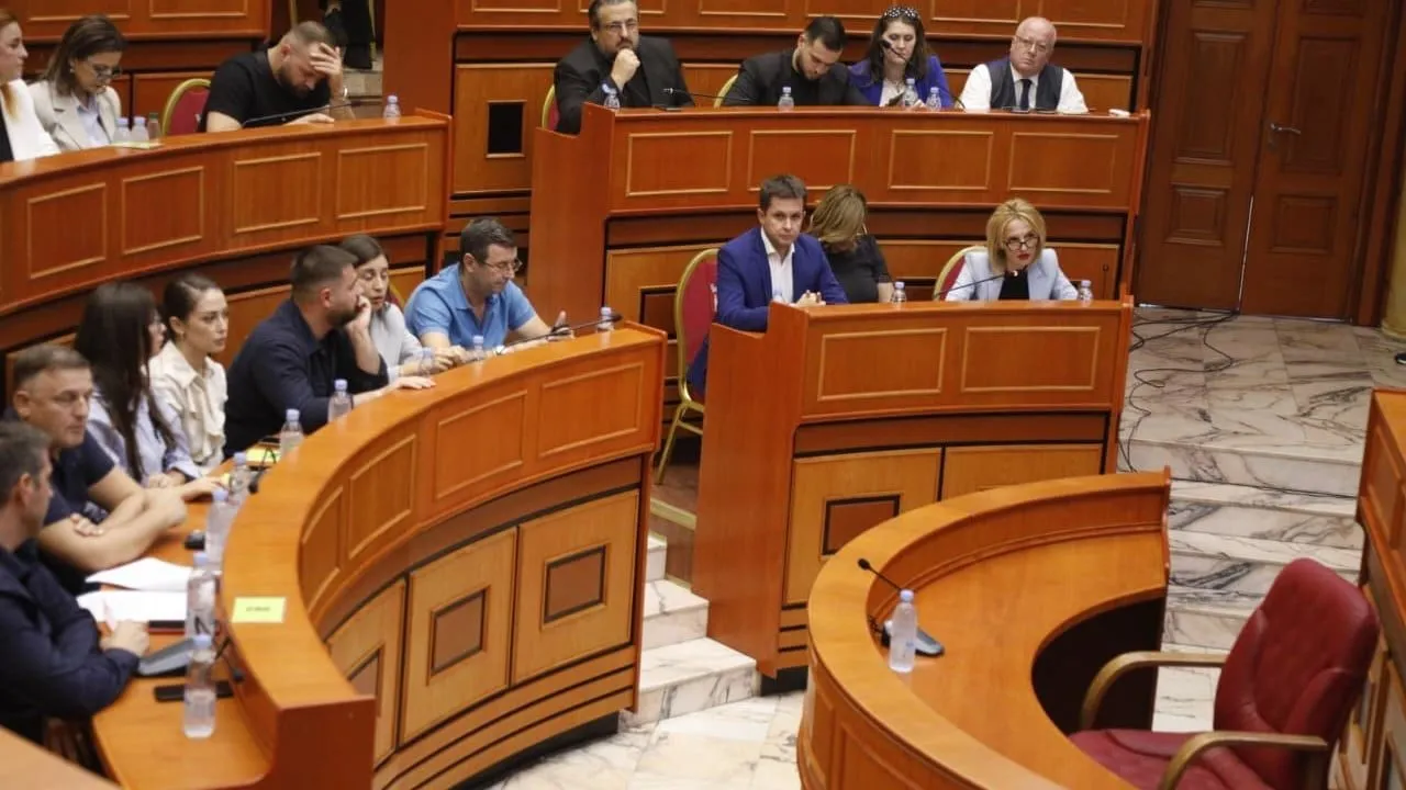 Këshilli Bashkiak në Tiranë hap mbledhjen për shkarkimin e Veliajt, përplasjet mes mazhorancës dhe opozitës