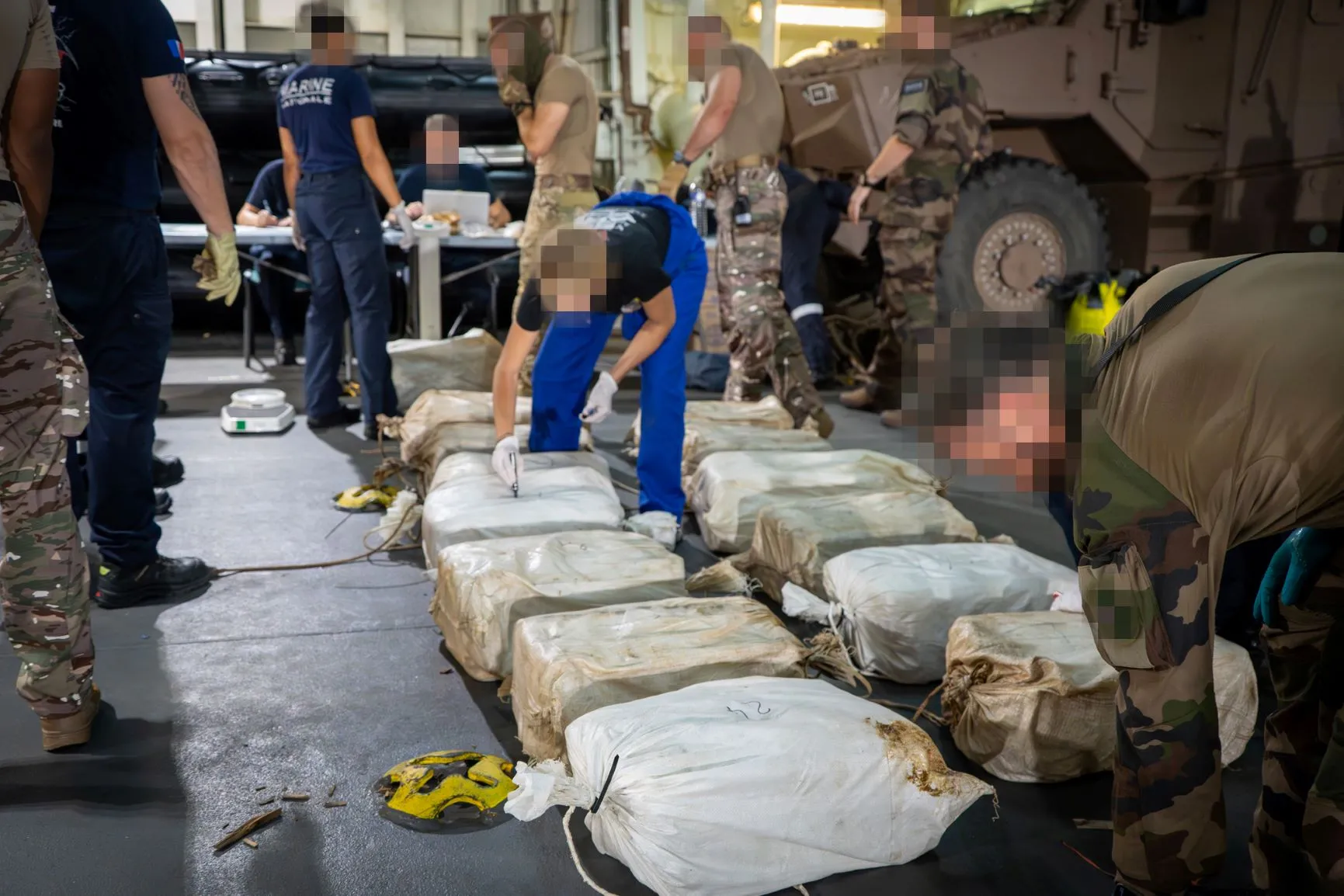 Marina franceze vendos rekord në luftën kundër drogës! 9.6 tonë kokainë në Afrikën Perëndimore