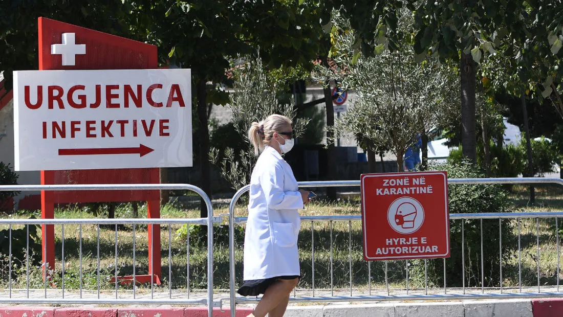 Covid-19 rikthehet në Shqipëri, mjekët: Po mbipopullon urgjencat
