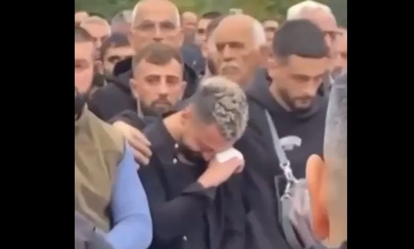 Pamje që thyejnë zemrat: Gjesti i jep lamtumirën e fundit vëllait