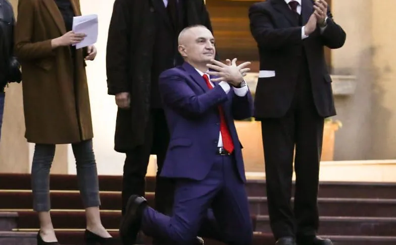 Gafa epike! Blogerja mendon se Ilir Meta është ende president