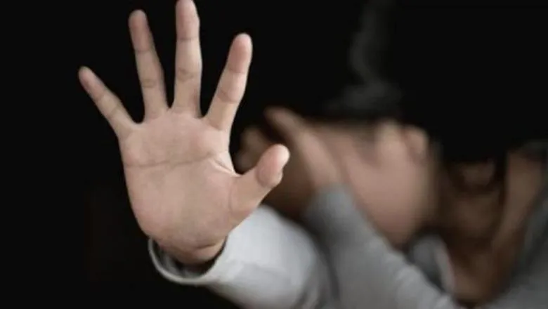 Ngacmoi sekssualisht vajzën e mitur, arrestohet babai 54-vjeçar