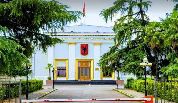 “Deputeti shqiptar më ofroi 100 mijë euro për të fjetur me mua”