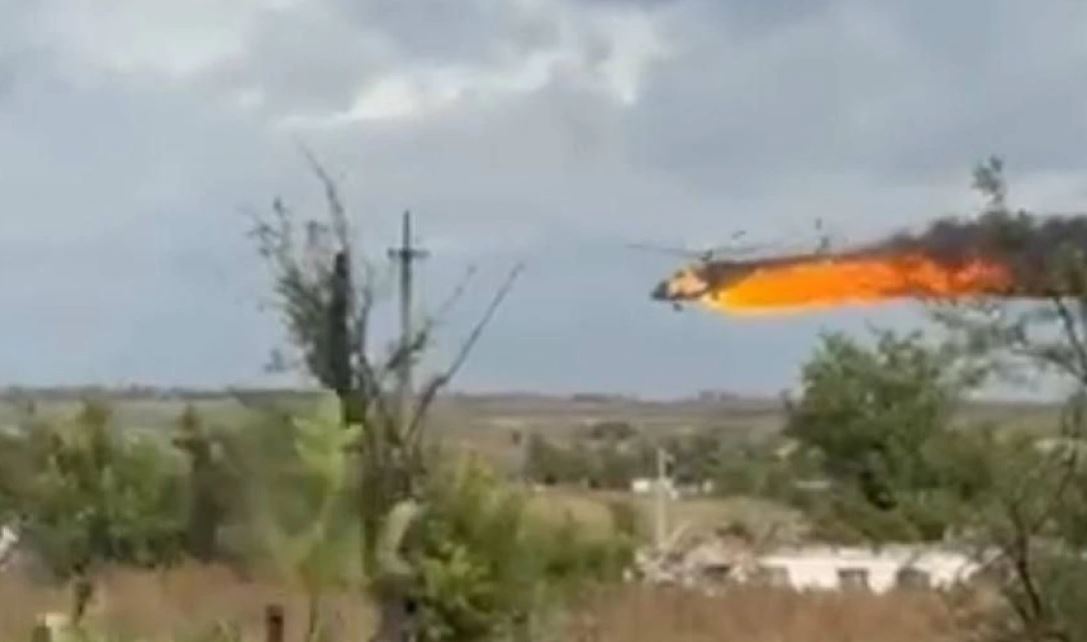 Shikoni si droni ukrainas rrëzon helikopterin rus “Mi-8” (VIDEO)