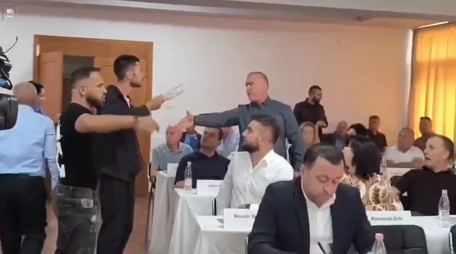 Përplasje në Këshillin Bashkiak të Vlorës, ndërhyn policia (Video)