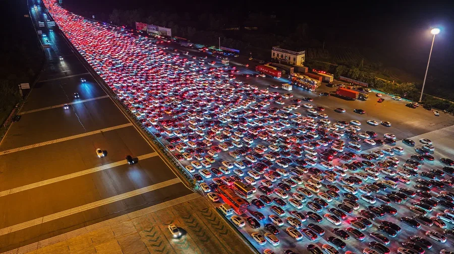 Pamje të pabesueshme, makinat të bllokuara në trafik prej 24 orësh