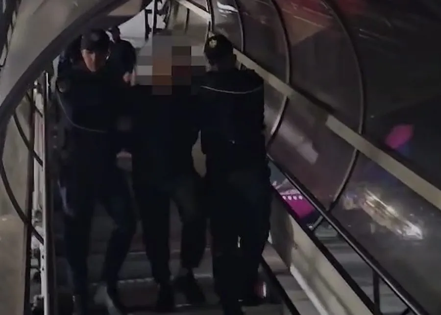 Me të zeza dhe duar të lidhura, ekstradohet Dritan Shkëmbi (Video)