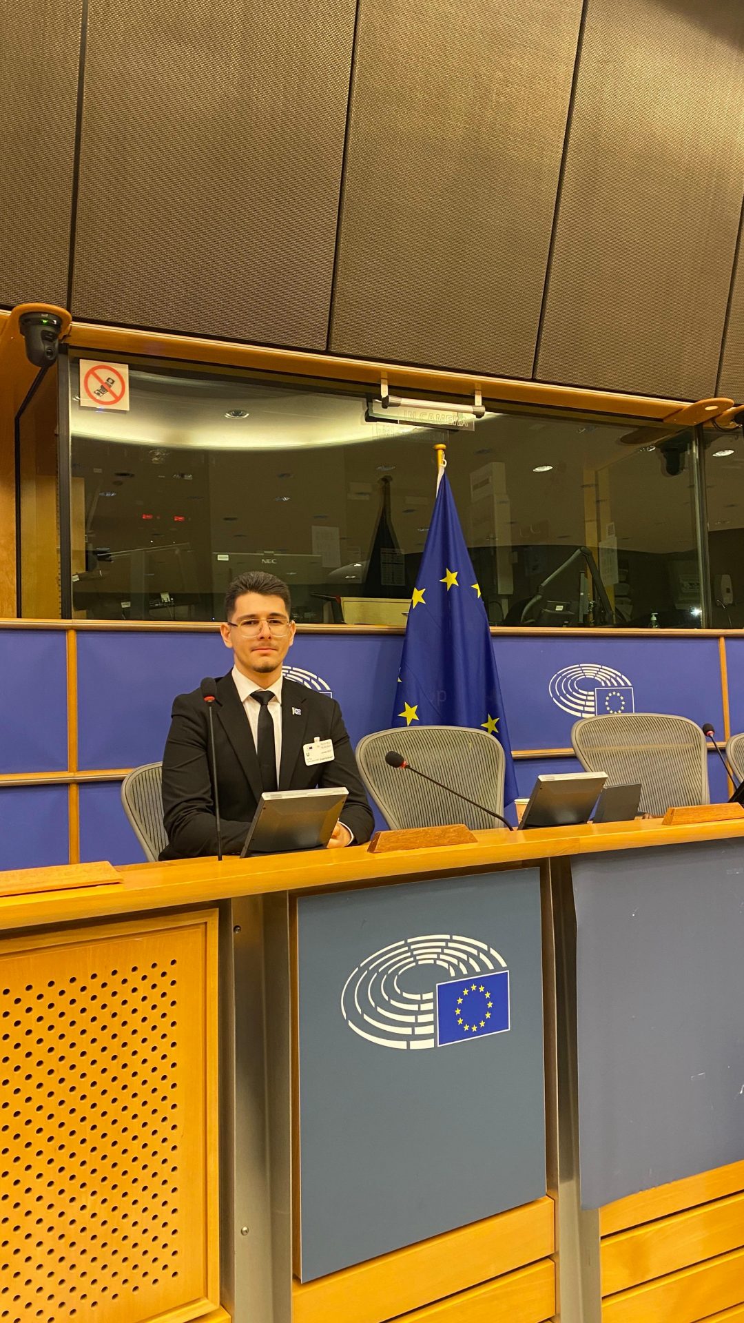 Jonas Kepi – I riu që po ngre zërin e rinisë shqiptare në skenën diplomatike