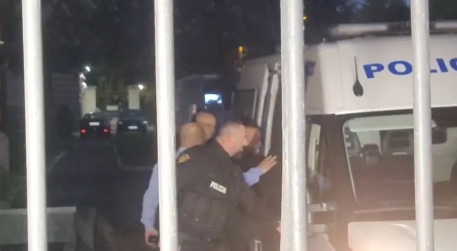 “Ju dua shumë”, Veliaj del nga Kushtetuesja dhe niset drejt burgut