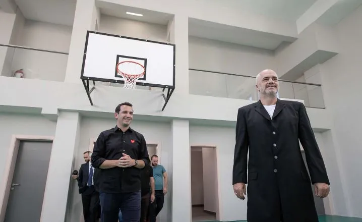 Shkollat e reja të ndërtuara në Tiranë nuk kanë mensa