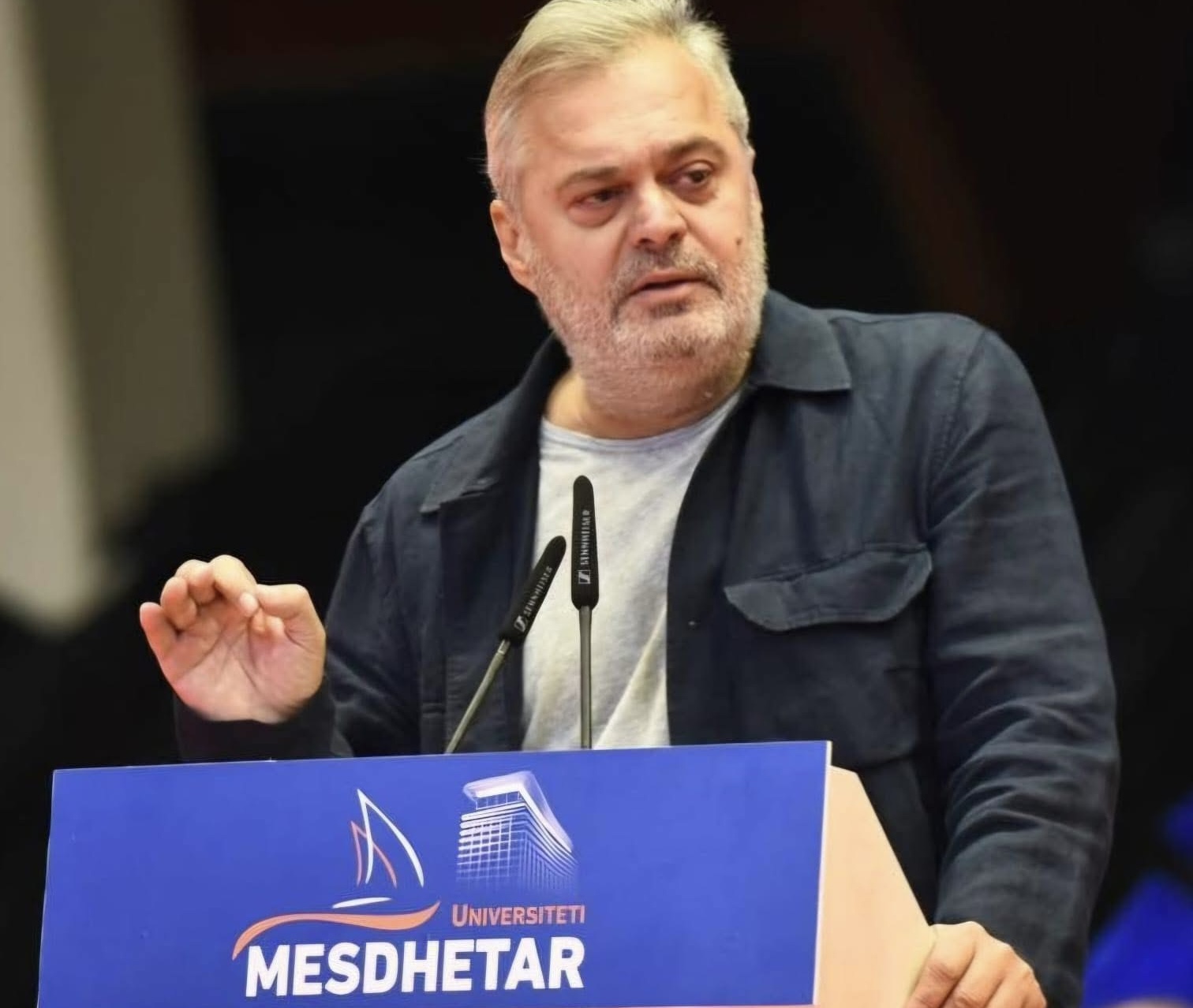 NA DUHET NJË BREZ I ÇMENDUR!