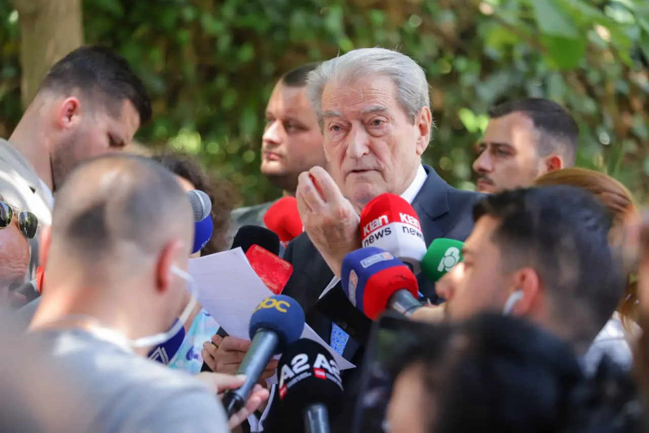 Altin Troplini, mbron gjyqtaren Irena me 5 mbiemra