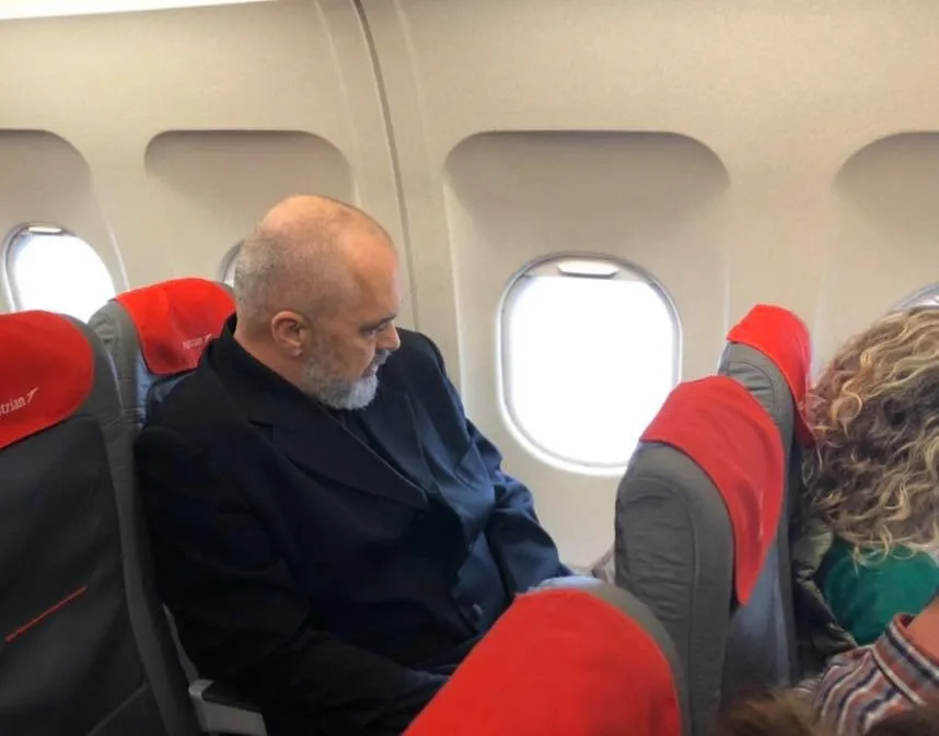 Luks i paguar nga populli, që  i fshihet  popullit
