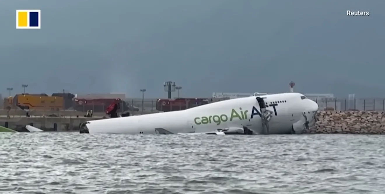 Hong Kong: Avioni përfundon në det, dy viktima të konfirmuara