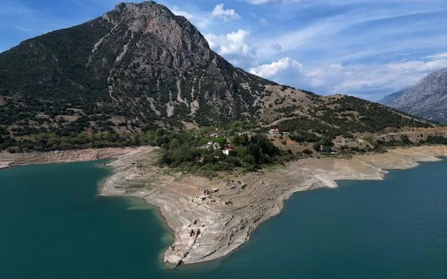 Liqeni që furnizon Athinën me ujë po thahet