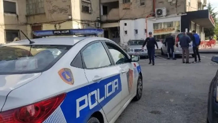 Durrës/ Djali vret me thikë babain