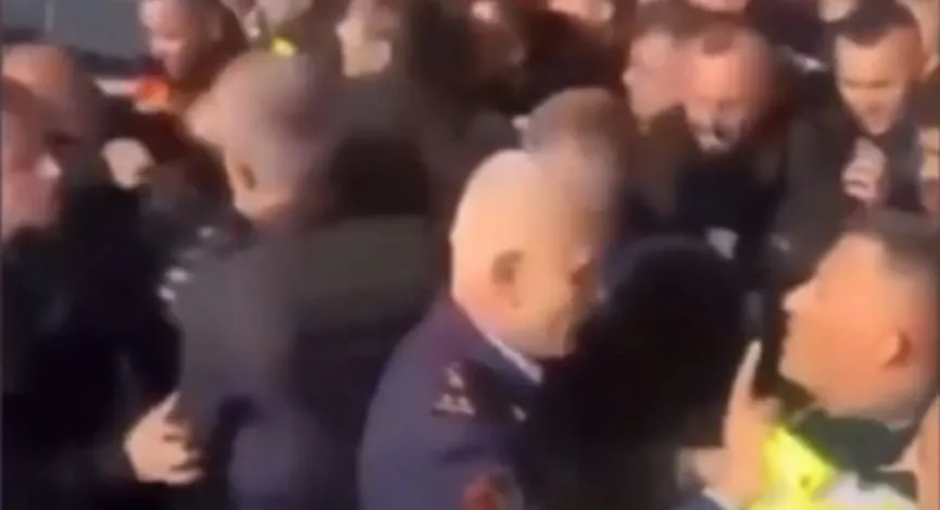 SKANDAL! Shefi i Komisariatit tërheq zvarrë minatorin (VIDEO)