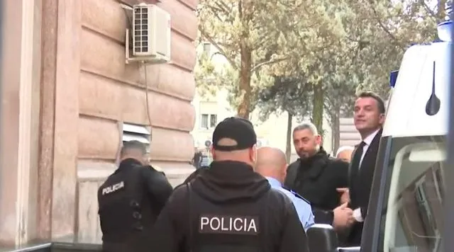 VIDEO/ Erion Veliaj mbërrin në Kushtetuese me pranga në duar