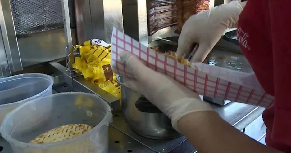 Si hodhi në treg “Bajraktari Food” tonelata gjiro të rrezikshme