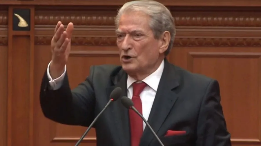 Merret vendimi ‘drastik’, Berisha u jep urdhrin e prerë deputetëve