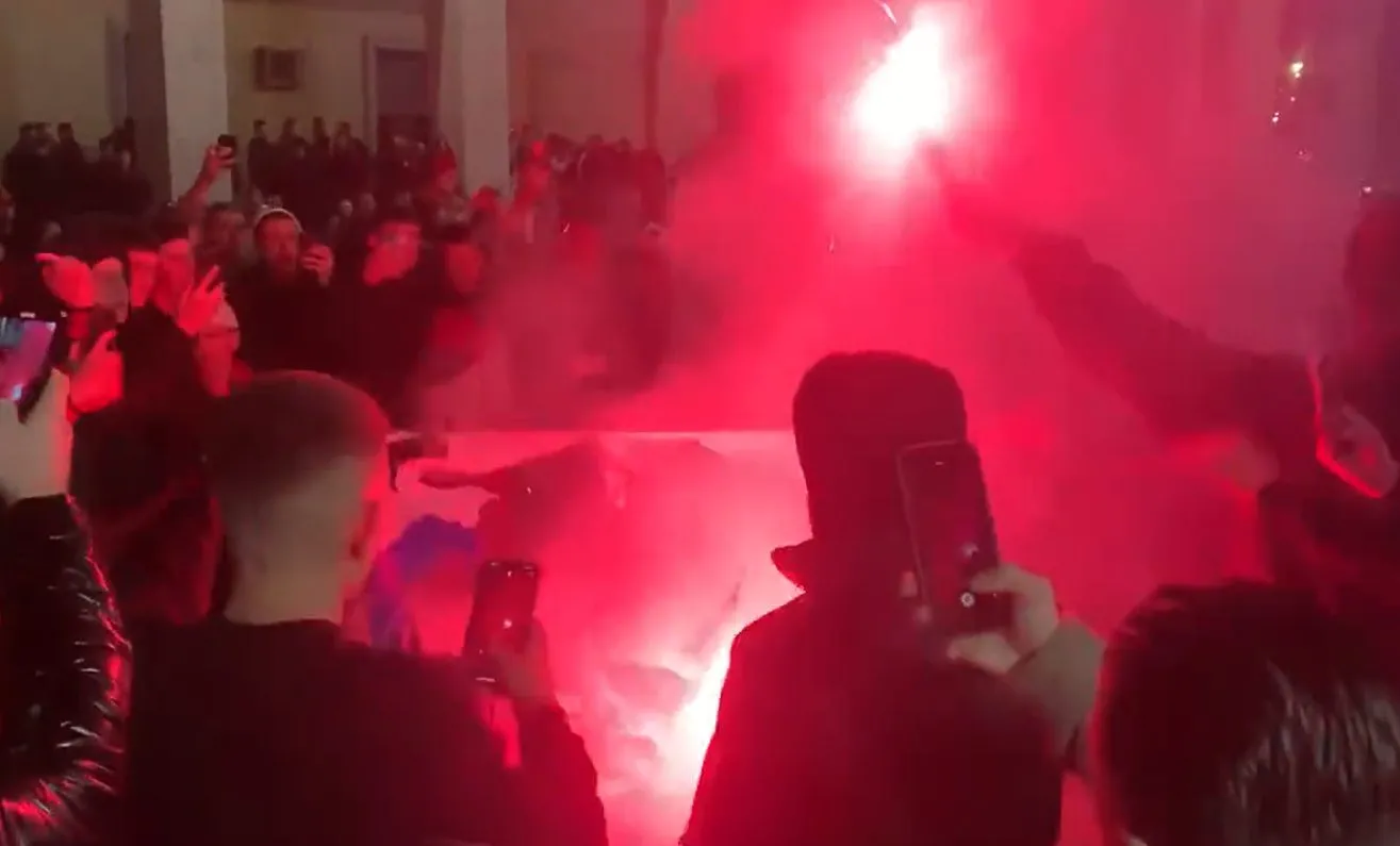 Tifozët djegin flamurin e Serbisë në Tiranë (VIDEO)