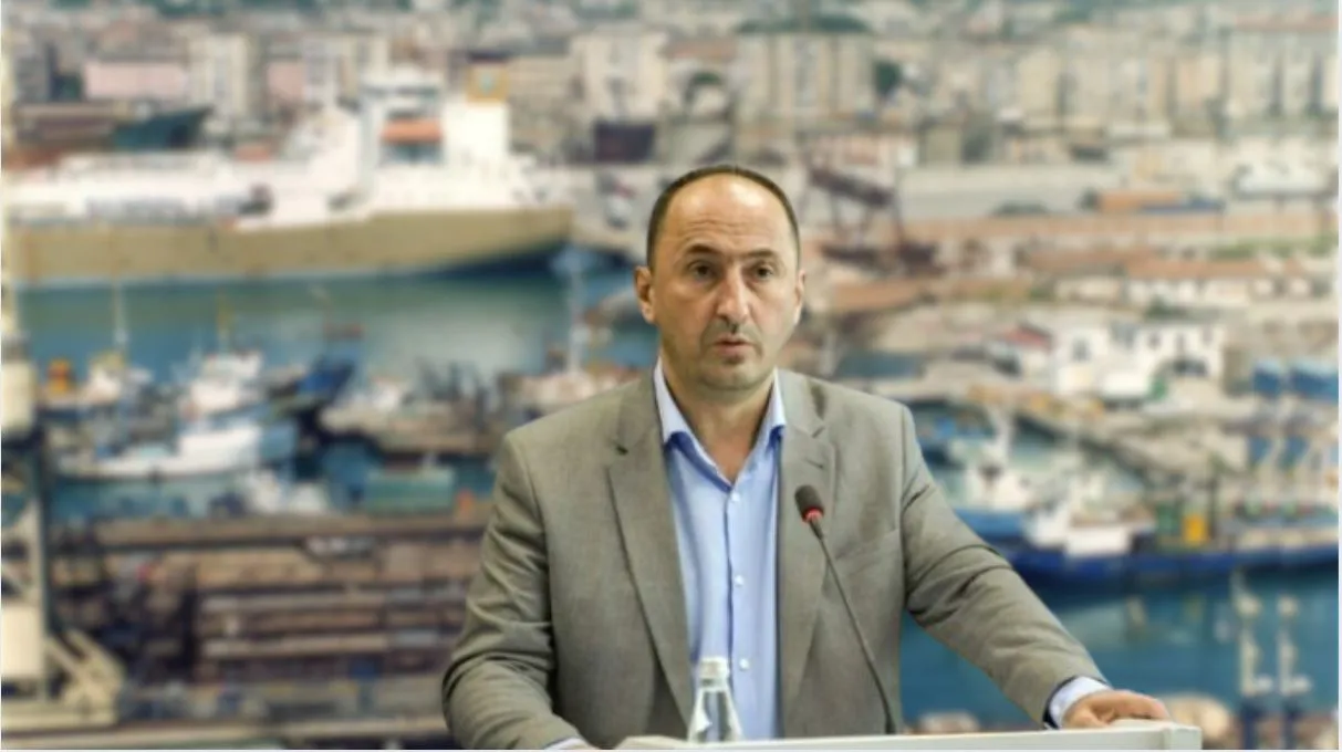 E turpshme! Drejtori i ri i Portit të Durrësit nuk di not (VIDEO)