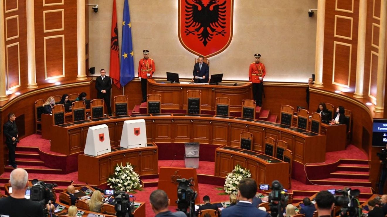 Mediat e Beogradit jehonë rrëzimit të rezolutës për gjenocidin serb