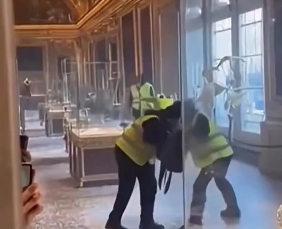 Momenti kur hajdutët mbushin çantat në Muzeun e Luvrit (VIDEO)